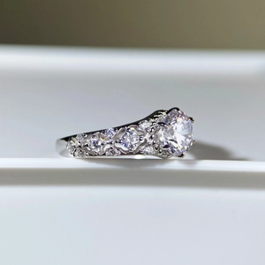 Vue macro latérale d'une bague vintage en dentelle d'argent avec moissanite de 1 carat