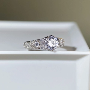 Vue macro détaillée de la bague Moissanite 1ct avec filigrane creux et pavé de diamants