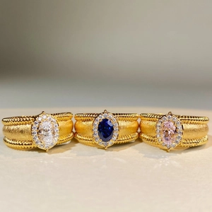 Vintage 18K Gold Plated Copper Ring For Women Luxurious Oval Ice Flower Cut Rhinestone Halo Ring Brushed Metal Jewelry Gift