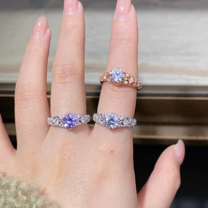 Vue détaillée de bagues moissanite 1 carat ajourées violettes et blanches portées