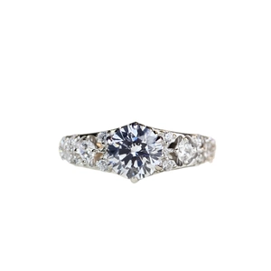 Bague exquise en moissanite de 1 carat avec serti six griffes et design ajouré vintage