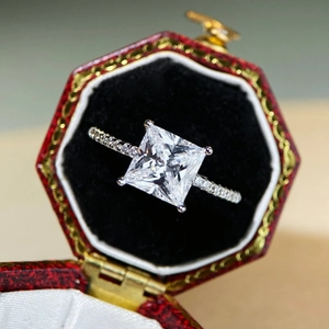 Prinzess-Schliff 2ct D Moissanit Ring in einer roten Vintage-Samt Schmuckschatulle