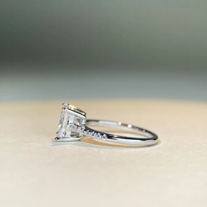 Klassischer silberner Vier-Krallen-Ring mit 2-Karat-Moissanit und seitlichem Diamantbesatz