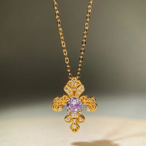 Dettaglio della collana iris in argento vintage con pietra viola e pendente traforato