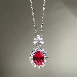 Élégant collier en argent S925 avec pendentif rubis ovale et détails de halo en zircon