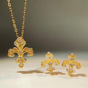 Macro del set gioielli iris in argento 925 con pendente e orecchini impreziositi da zirconi