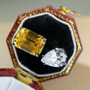 Macro de un anillo de plata 925 con una piedra amarilla talla esmeralda y circón de pera