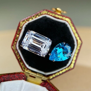 Anillo Toi et Moi con cristales talla esmeralda y pera en caja vintage roja