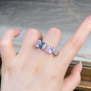 Primer plano de cristales con corte esmeralda y pera en un anillo de plata ajustable