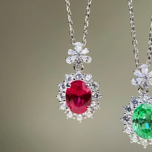 Macro de pendentifs en argent rubis et émeraude avec détails étincelants en zircon
