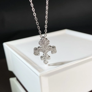Squisita collana in argento S925 con pendente iris e cristalli su una scatola per gioielli