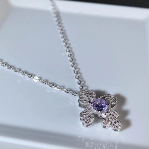Gros plan détaillé du collier fleur de lys en argent 925 avec une pierre violette