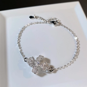 Dettaglio della collana iris in argento S925 con zirconi scintillanti su vassoio bianco