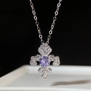 Détail du pendentif fleur de lys en argent 925 avec une pierre ronde violette