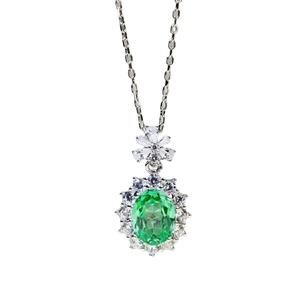 Collier élégant en argent S925 avec pendentif en zircon vert ovale et halo de diamants