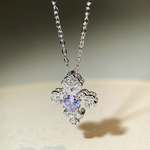 Élégant collier pendentif fleur de lys en argent 925 avec une pierre précieuse violette