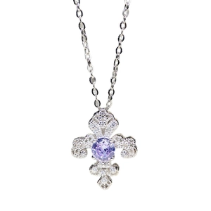 Collier fleur de lys en argent 925 avec pierre violette lavande sur fond blanc pur