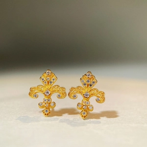 Orecchini a forma di giglio in oro con zirconi cubici per donne raffinate
