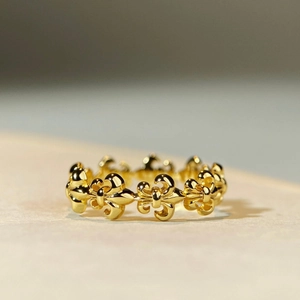 Vintage style gold-plated S925 silver ring featuring an elegant Fleur-de-lis floral pattern