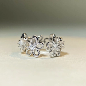 S925 Sterling Silber Ring im Gänseblümchen Design mit Zirkonia Steinen und Hohlmuster