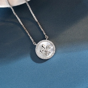 Collana in argento S925 con ciondolo a bussola in madreperla e incisione di iris
