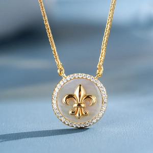 Collana a bussola in argento S925 dorato con madreperla e ciondolo a giglio