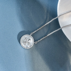 Collana in argento S925 con pendente a bussola in madreperla e motivo a giglio regale
