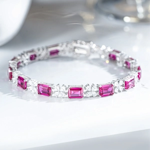 Bracelet en argent 925 avec pierres roses taille émeraude et fleurs diamantées