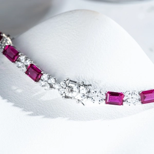 Bracelet en argent 925 avec rubis rouges taille émeraude et trèfles en zircons clairs