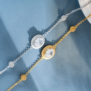 S925 Sterling Silber Armband mit Zirkonia in Gold und Silber auf blauem Hintergrund