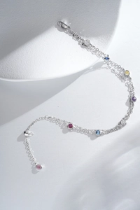 Makroansicht des S925 Silber Doppelarmbands mit bunten Edelsteinen und Karabinerverschluss