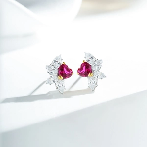 Boucles d'oreilles cœur en argent S925 avec saphir rouge et accents en zircon marquise
