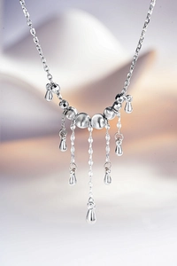 Détail du collier pampilles en argent S925 avec perles œil de chat et gouttes d'eau