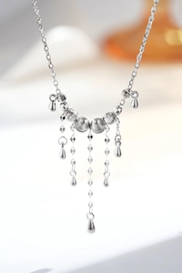 Détail macro du collier en argent S925 avec pompons et pendentifs en forme de goutte d'eau