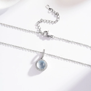 Collana con ciondolo in giada d'acqua e gemma blu circondata da piccoli diamanti