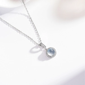 Elegante collana con ciondolo in giada e pietra di luna con alone di zirconi scintillanti