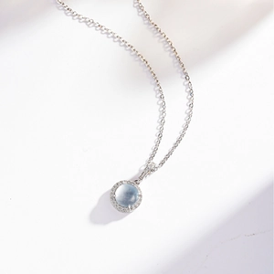 Elegante collana in argento con ciondolo in gemma azzurra e corona di diamanti lucidi