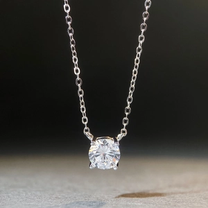 Vue macro d'un pendentif classique en moissanite de 1ct sur une fine chaîne en argent