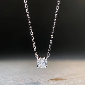 Vue macro d'un pendentif moissanite 1ct avec monture classique à quatre griffes en argent