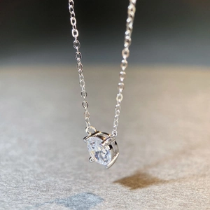 Détail du collier classique en argent S925 avec pendentif moissanite 1ct à quatre griffes