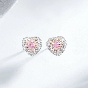 Makroaufnahme von S925 Sterlingsilber Herzohrringen mit rosa Zirkonia und Diamanthalo
