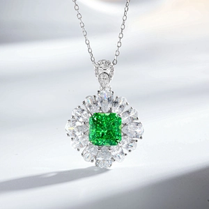 Collier en argent S925 avec pendentif émeraude carrée et zircons en forme de fleur