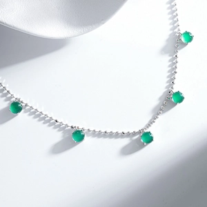 Détail du collier en argent S925 orné de cinq perles d'agate verte translucide
