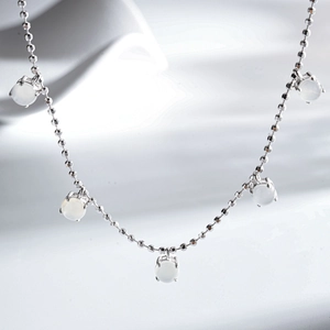 Vue détaillée du collier en argent S925 avec cinq pierres précieuses en calcédoine