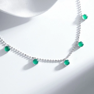 Collier élégant en argent S925 perlé avec cinq pendentifs ronds en agate verte