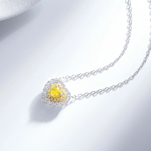 Collier cœur en argent S925 avec pendentif diamant jaune et pierres pavées