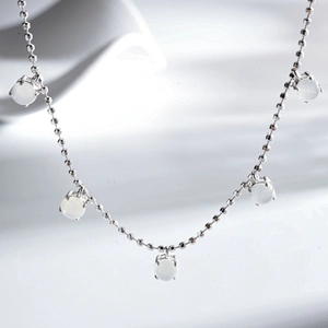 Collier en perles d'argent S925 avec cinq pierres de calcédoine translucides serties à griffes