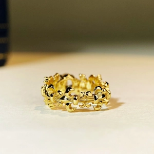 Fleur-de-lis S925 sterling silver ring in 18K gold finish with intricate镂空 vintage design