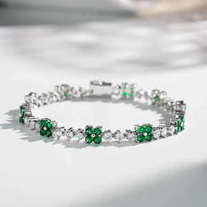 Dettaglio bracciale trifoglio in argento S925 con smeraldo verde e zirconi bianchi