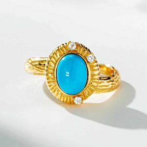 Détail macro de la bague turquoise avec texture martelée dorée et zircons blancs